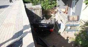 Elazığ’da otomobil evin bahçesine uçup ters döndü. 4 kişi yaralandı