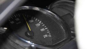 İbre 130’da takılı kaldı: Feci kazada 2 kişi yaralandı