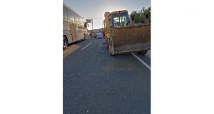 Elazığ’da ters yöne giren iş makinesi otomobile çarptı: 3 yaralı