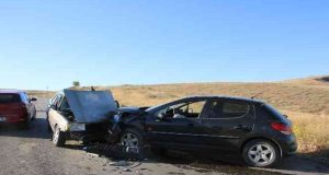 Elazığ’da iki otomobil kafa kafaya çarpıştı : 8 kişi yaralandı