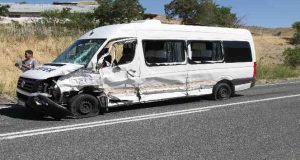 Pertek – Elazığ karayolunda kamyon ile minibüs çarpıştı: 2 yaralı