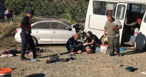 Otomobil, tarım işçilerini taşıyan minibüse arkadan çarptı:17 yaralı