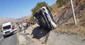 Elazığ’da sürücüsünün direksiyon hakimiyetini kaybettiği otomobil yan yattı. 1 yaralı