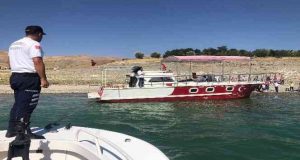 Pertek’te teknenin karaya oturması sonucu mahsur kalan vatandaşları jandarma kurtardı