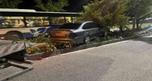 Virajı alamayan otomobil önce refüje, sonra ağaca çarptı