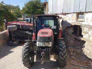 Çemişgezek ilçesinde devrilen römork evin duvarını yıktı