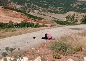 Tunceli’de kardeşinin şehit düştüğü noktaya ilk defa giden İsmail Çatal, secdeye kapandı ve gözyaşları içerisinde namaz kıldı