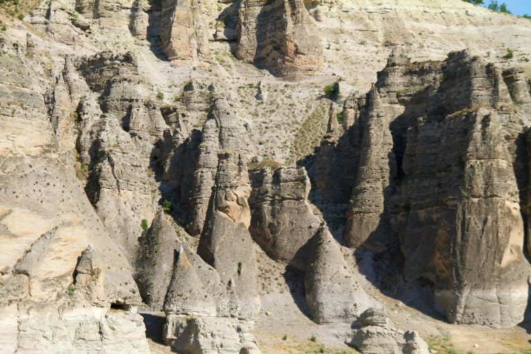 Peri bacaları değil gelin kayalıkları… Görüntüler Çemişgezek ilçesinden