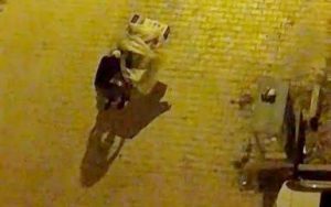 Elazığ’da hırsız, çaldığı televizyonu el arabasıyla götürdü