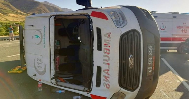 Elazığ da otomobil ambulansa çarptı: 3 yaralı