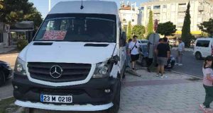Minibüs ile otomobil çarpıştı: 1’i bebek 2 kişi yaralandı.