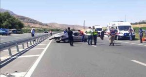 Elazığ’da otomobil bariyerlere çarptı: 3 yaralı