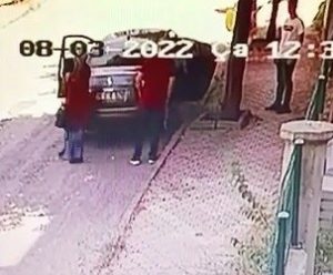 Elazığ’da yavru bir kediyi sokağa atan şahsa 2 bin 724 lira ceza kesildi.