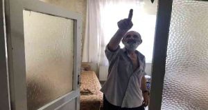3 gündür odada mahsur kalan yaşlı adamın imdadına önce komşusu sonra ekipler yetişti