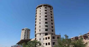 Ailesi tarafından terk edilen adam 12 katlı kuleye çıktı, ekipler ikna etti