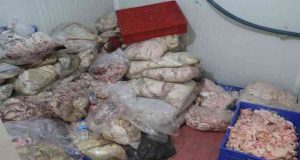 Vatandaşların ihbarı sonucu bir depoya yapılan baskında kokuşmuş et, iç organlardan oluşan hayvansal ürünler ele geçirildi