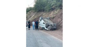 Tunceli’de hafif ticari aracın toprağa çarparak ters dönmesi sonucu meydana gelen kazada 4 kişi yaralandı