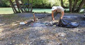 Doğa koruma ekipleri Munzur Vadisi Milli Parkında çevre temizliği yaptı. Tırıvırı ile balık avlayan bir şahsa idari işlem uyguladı