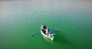 33 yıllık eşiyle 15 yıldır sırt sırta vererek balık avına çıkıyor