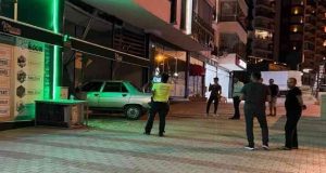 Sürücüsünün direksiyon hakimiyetini kaybettiği otomobil bir iş yerine girdi