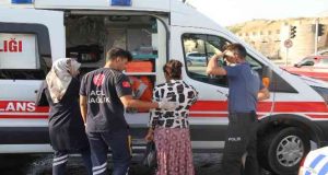 Yolcu minibüsü ile otomobilin çarpışması sonucu 8 kişi yaralandı