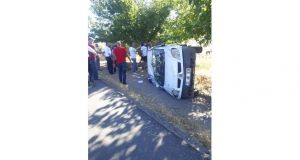 Elazığ’da hafif ticari aracın devrilmesi sonucu 2 kişi yaralandı