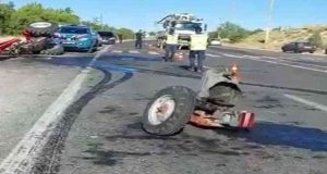 Keban yolunda otomobil ile çarpışan traktör ikiye bölündü. 2 kişi yaralandı