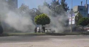 Seyir halindeyken alev alan araç, sürücülerin müdahalesi ile söndürüldü