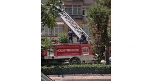 Evde düşüp bacağını incitti, haber alınamayınca ekipler balkondan girerek kurtardı