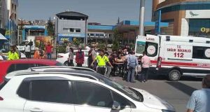 Yolda karşıya geçmeye çalışan yaşlı kadın, otomobilin çarpması sonucu yaralandı