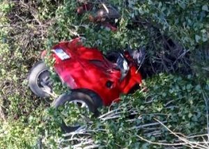 Keban yolunda otomobil şarampole uçtu.2 yaralı