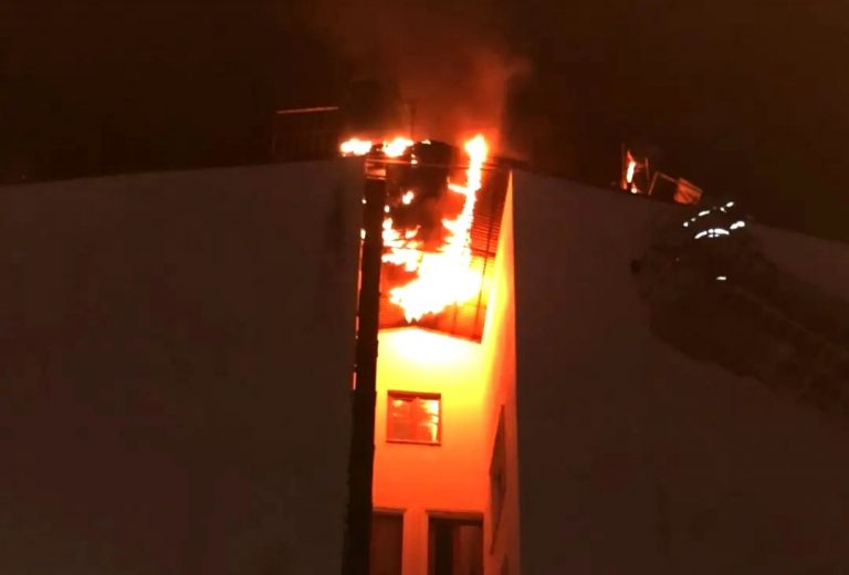 Tunceli’de bir binanın baca kısmında yangın çıktı