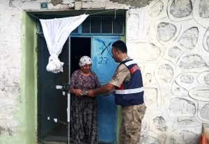 Çemişgezek ilçesinde jandarma ekipleri vatandaşlara aşure ikram etti