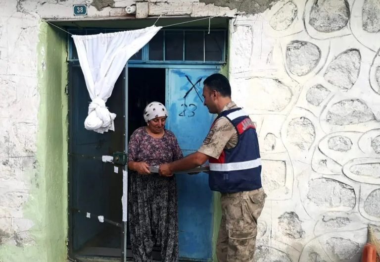 Çemişgezek ilçesinde jandarma ekipleri vatandaşlara aşure ikram etti