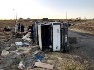 Çemişgezek ilçesinde çimento yüklü kamyon devrildi. sürücüsü hafif yaralandı