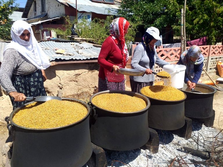 Çemişgezek ilçesinde hasat bitti, bulgur kazanları kaynamaya başladı