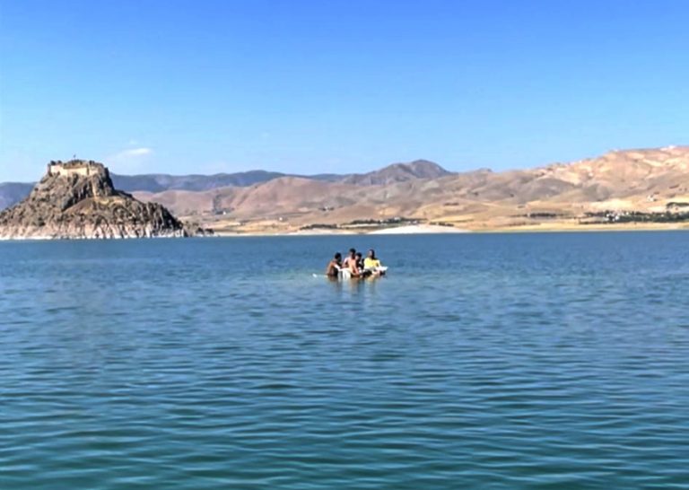 Sıcaktan bunaldılar… Göl ortasında Kazım Üstün ve arkadaşlarının serinleme taktiği dikkat çekti