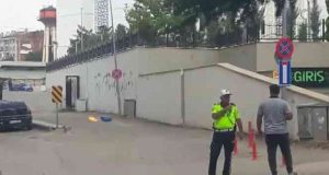 Alev alan tüpün üzerine atladı, söndüremeyince 5 katlı binadan boşluğa bıraktı