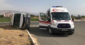 Elazığ’da minibüs ile hafif ticari aracın çarpışması sonucu meydana gelen kazada 3 kişi yaralandı