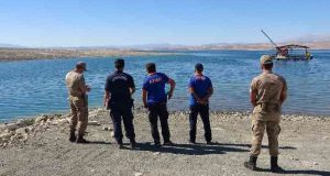 Keban baraj gölünde tekne battı: Tekneyle birlikte suda kaybolan şahsı arama çalışmaları başlatıldı