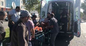 Elazığ’da yolun karşısına geçmek isteyen kadına otomobil çarptı. Sürücü olay yerinden kaçtı