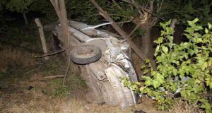 Elazığ’da otomobil önce köpeğe çarptı ardından şarampole yuvarlandı: 3 yaralı