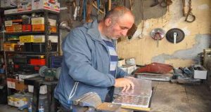 Dışından bakan hurda dükkanı sanıyor, içerisi tarihe açılıyor