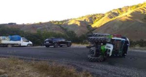 Pülümür’de virajı alamayan traktör devrildi. Ölen yada yaralananın olmayışı sevindirdi