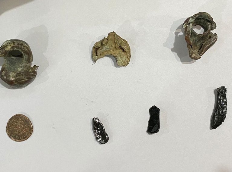 Tunceli’de kaçak kazı yapan 3 şüpheli yakalandı. Tarihi eser olduğu değerlendirilen objeler ele geçirildi