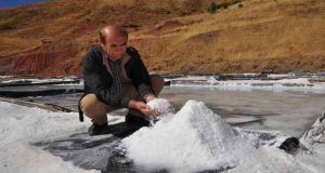 Pülümür ilçesinde geleneksel yöntemle üretilen kaya tuzu, büyük rağbet görüyor