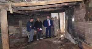 Pülümür Kaymakamı Mehmet Çağatay Çakal, ahırı yanan aileyi ziyaret etti