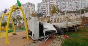 Elazığ’da kupa kısmının açılmasıyla çocuk parkına dalan kamyonetin sürücüsü, hayatını kaybetti