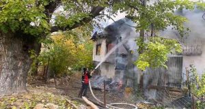 Keban ilçesinde çıkan ev yangınında bir kişi yaralandı