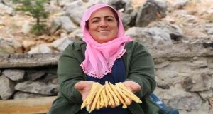 Ovacıklı kadın 25 yıldır mum satarak evini geçindiriyor